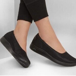 Skechers Black Slip-On Knit Flats 6.5